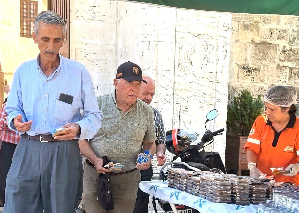 Büyükşehir Tarsus’ta bin 500 kişilik irmik helvası dağıttı