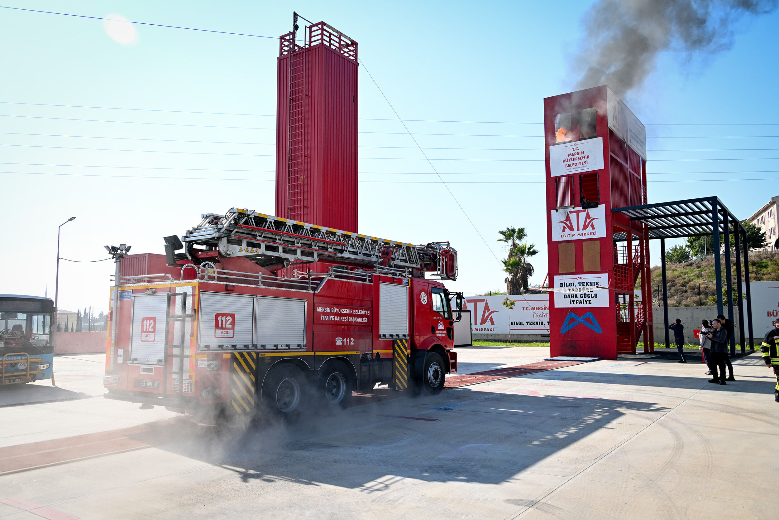 Büyükşehi̇r İtfai̇yesi̇ Yüksek Operasyonel Kapasi̇tesi̇yle Bölgeni̇n Güvencesi̇ (14)