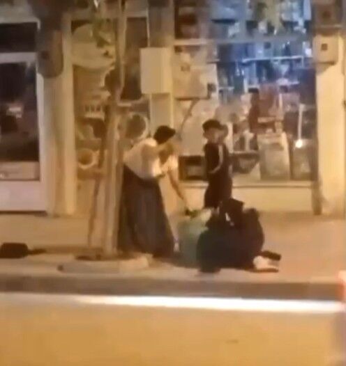 Cadde ortasında kadınların sopalı kavga: 1 yaralı