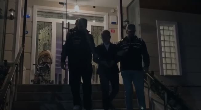 Kendisi gözaltında sanal medya hesabı yasaklı