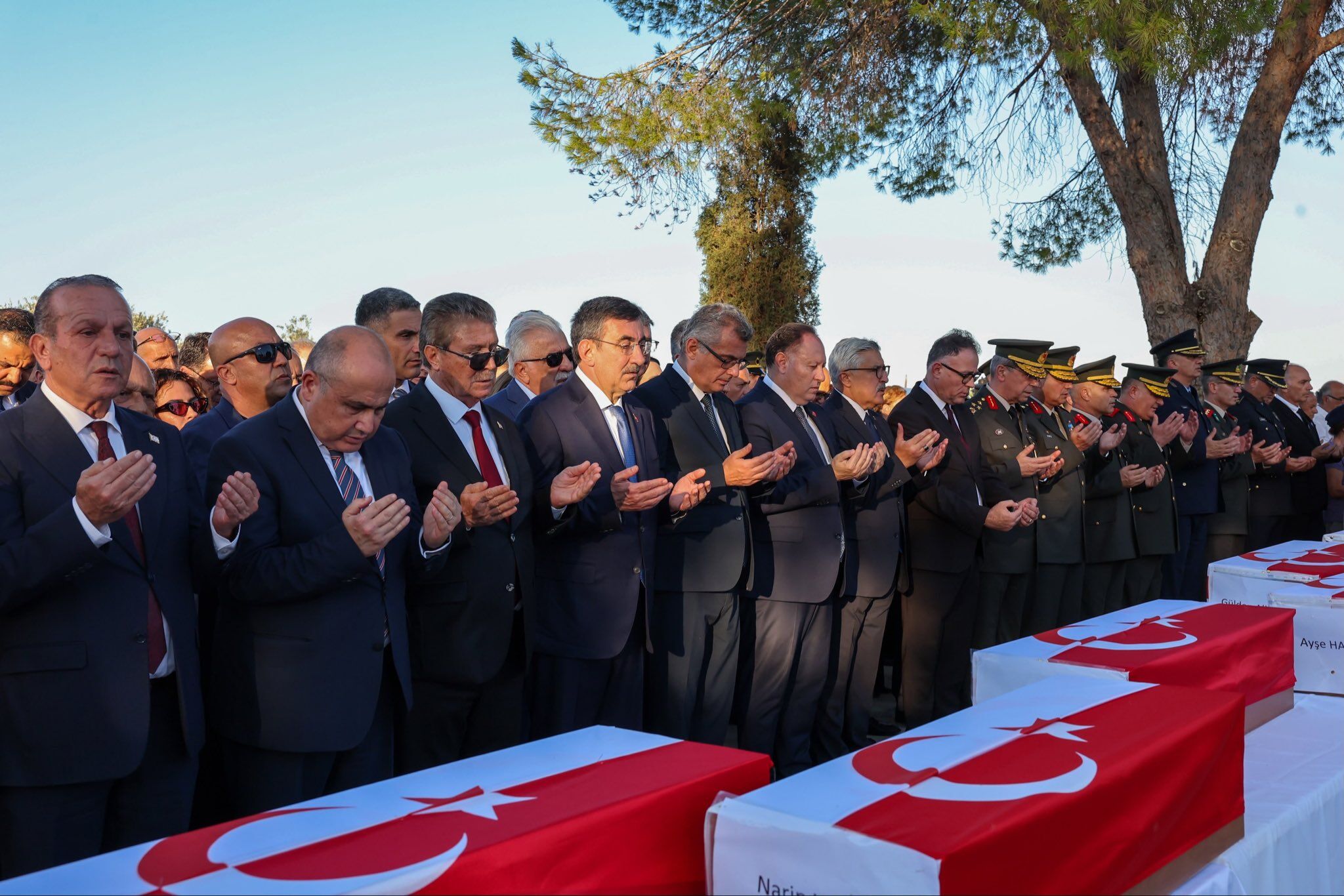 Cevdet Yılmaz, KKTC'de şehitlikte devlet törenine katıldı