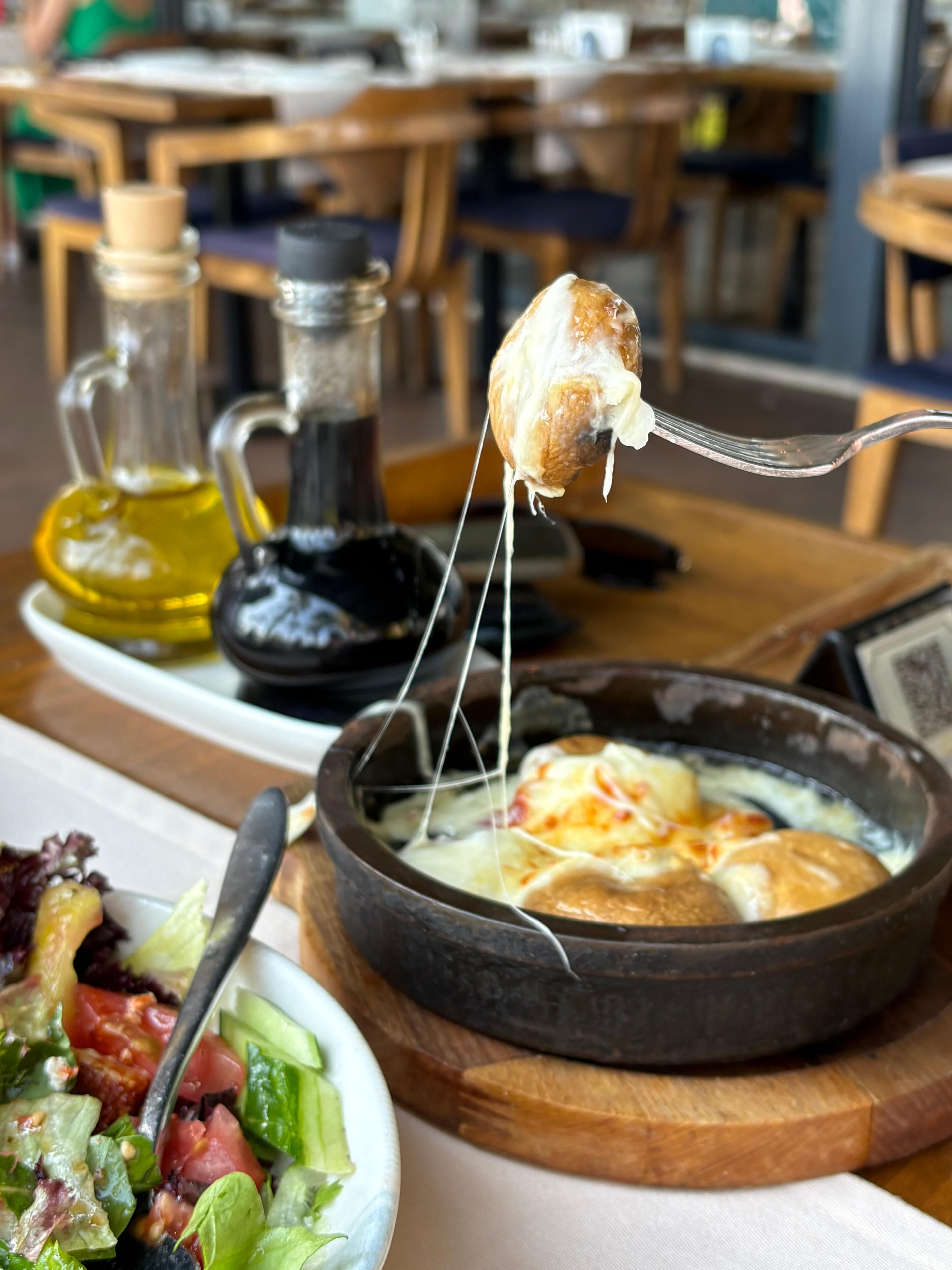 Denizden Restoran Kaşarlı Mantar Mezesi