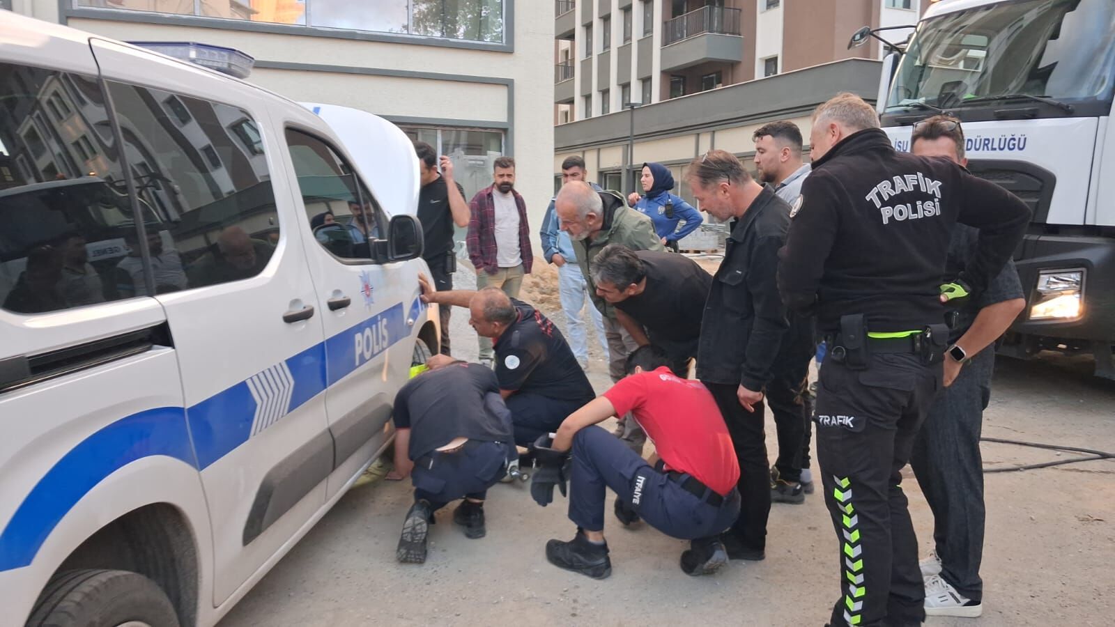 Yavru kedi için itfaiye seferber oldu