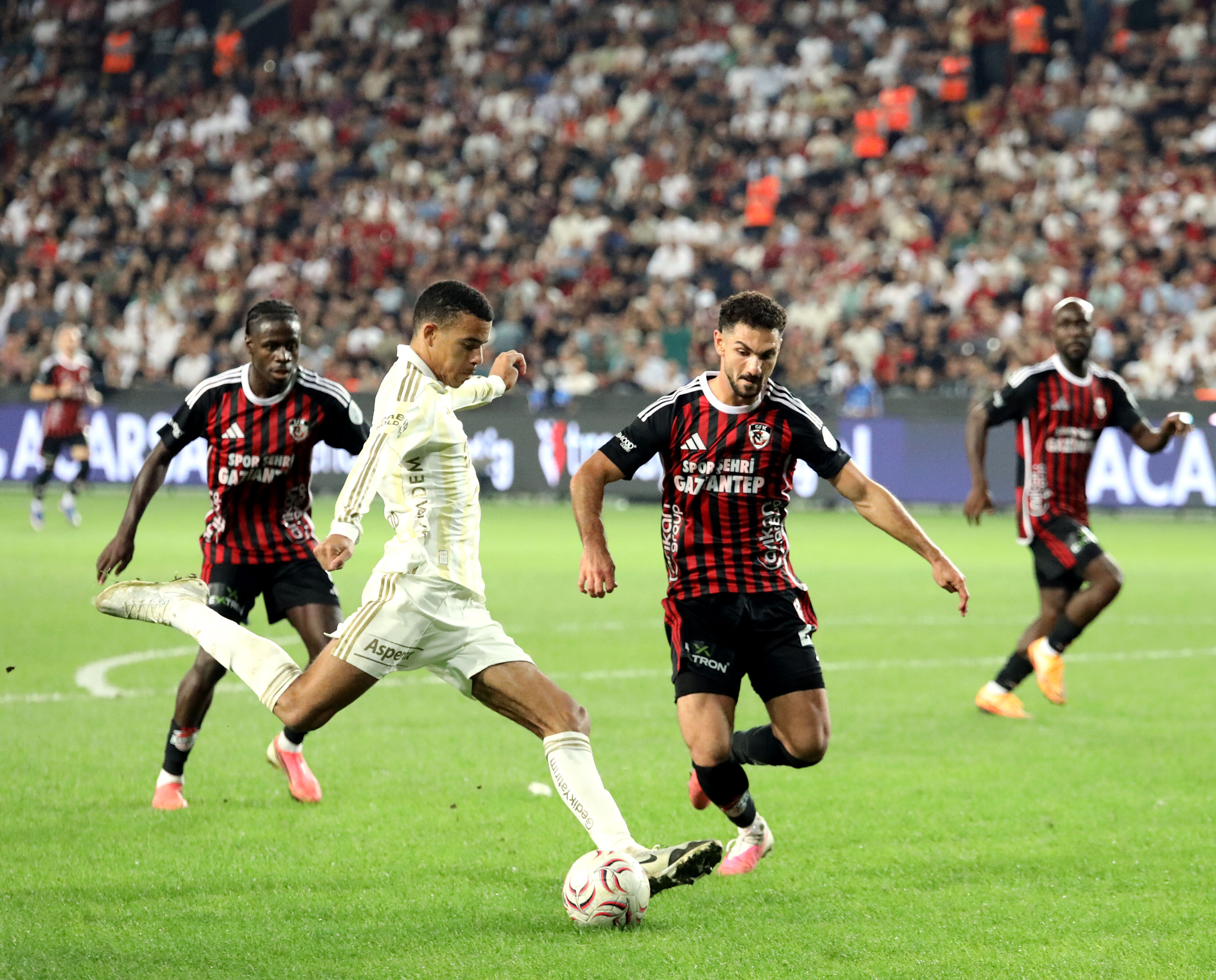 Fenerbahçe, Gaziantep'te 2 puan bıraktı