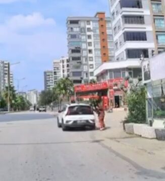 El freni çekilmeyen otomobilin altında kalıyordu