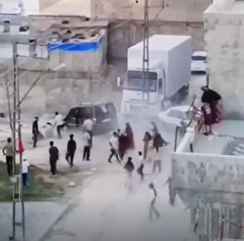 Kavgada kalabalığın arasına aracıyla daldı