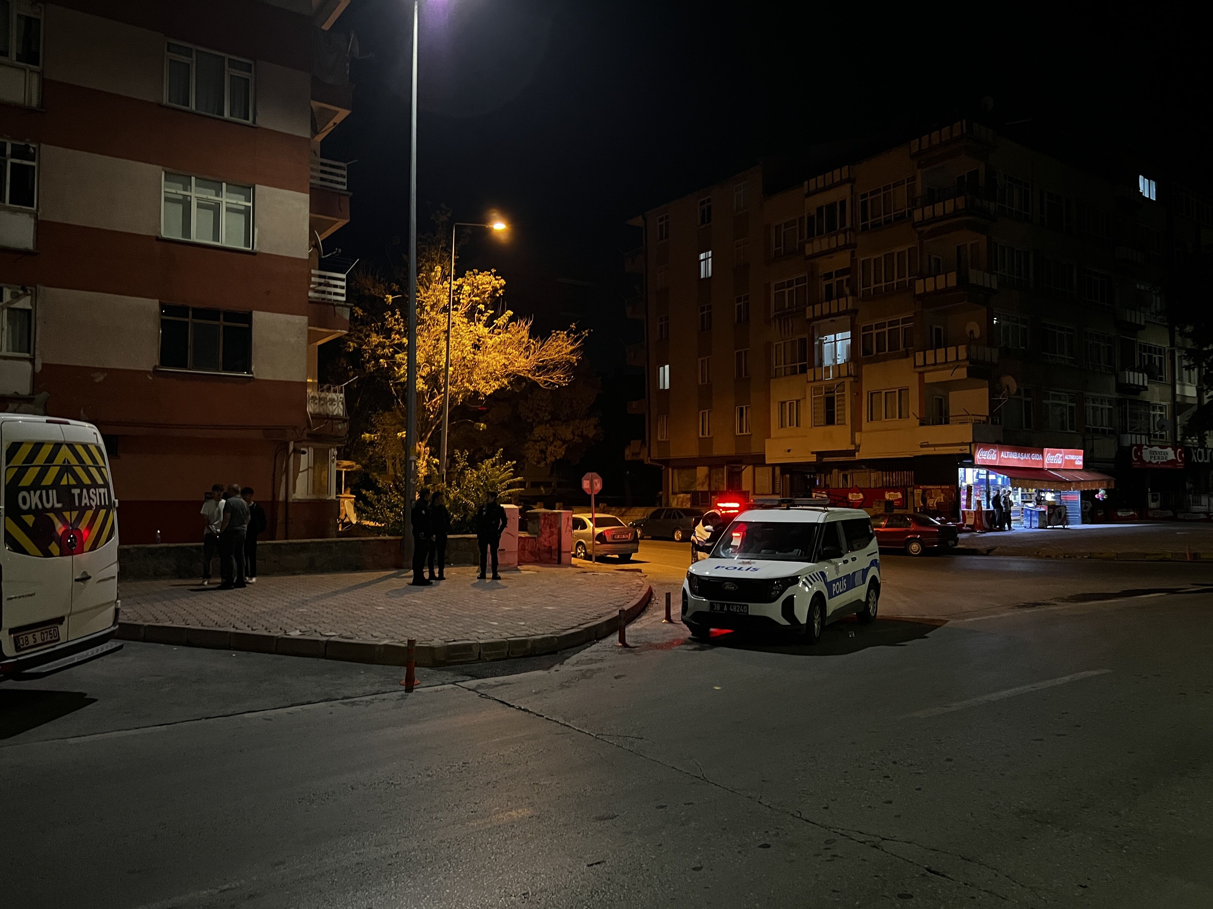 İki grup bıçaklarla birbirine saldırdı