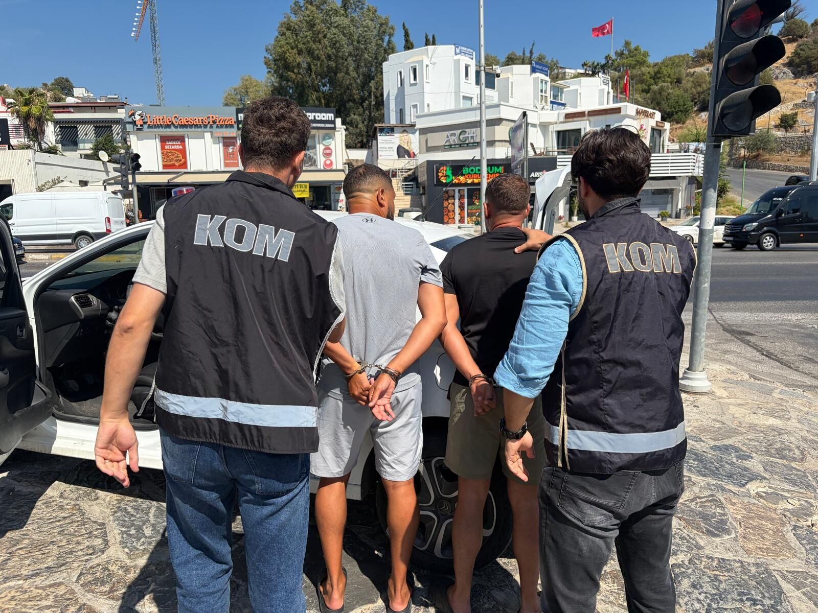 Kırmızı bültenle aranan şüpheli sahte kimlikle yakalandı