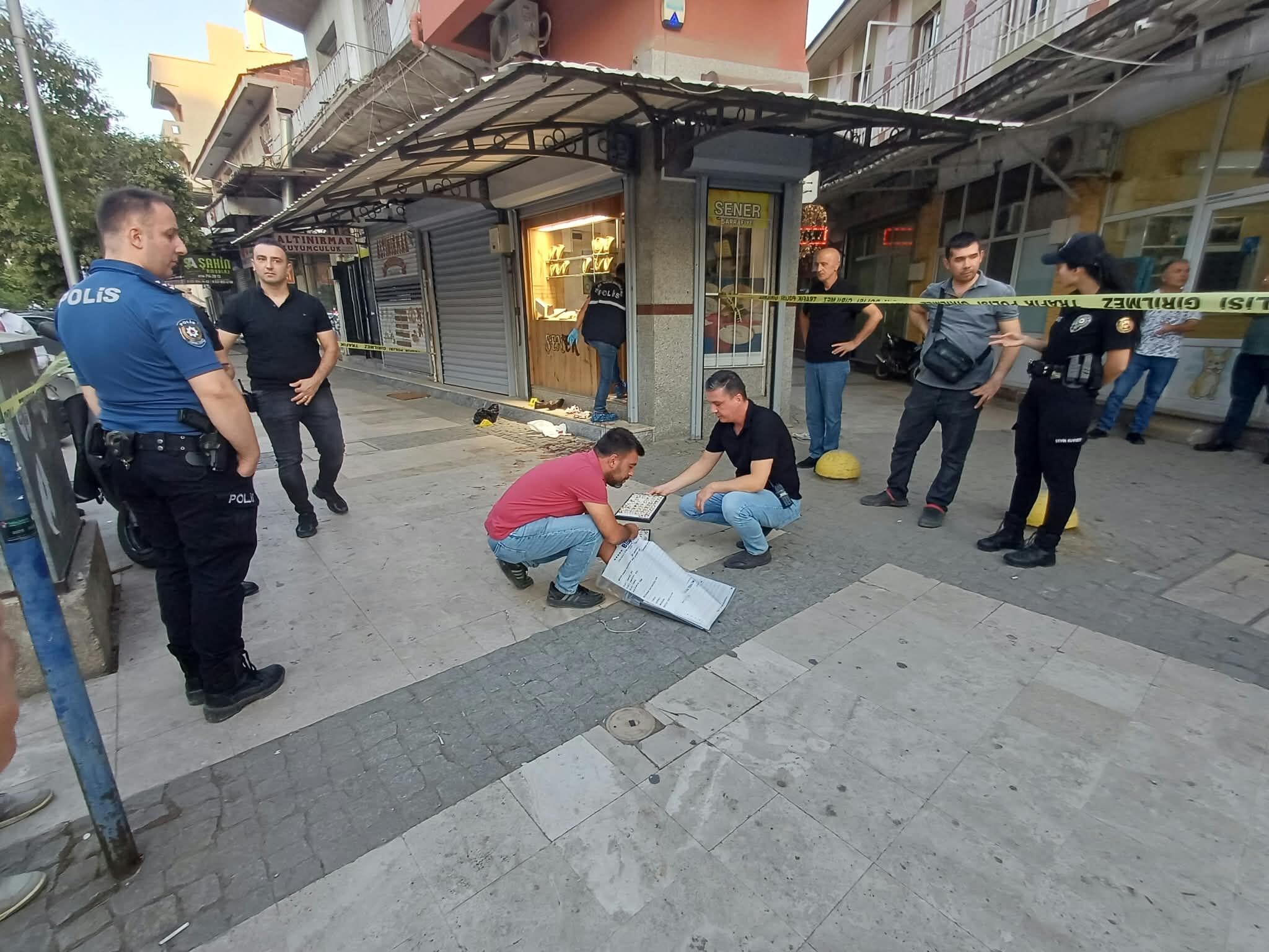 Kuyumcuyu soymaya çalıştı, esnaf yakaladı: 2 yaralı