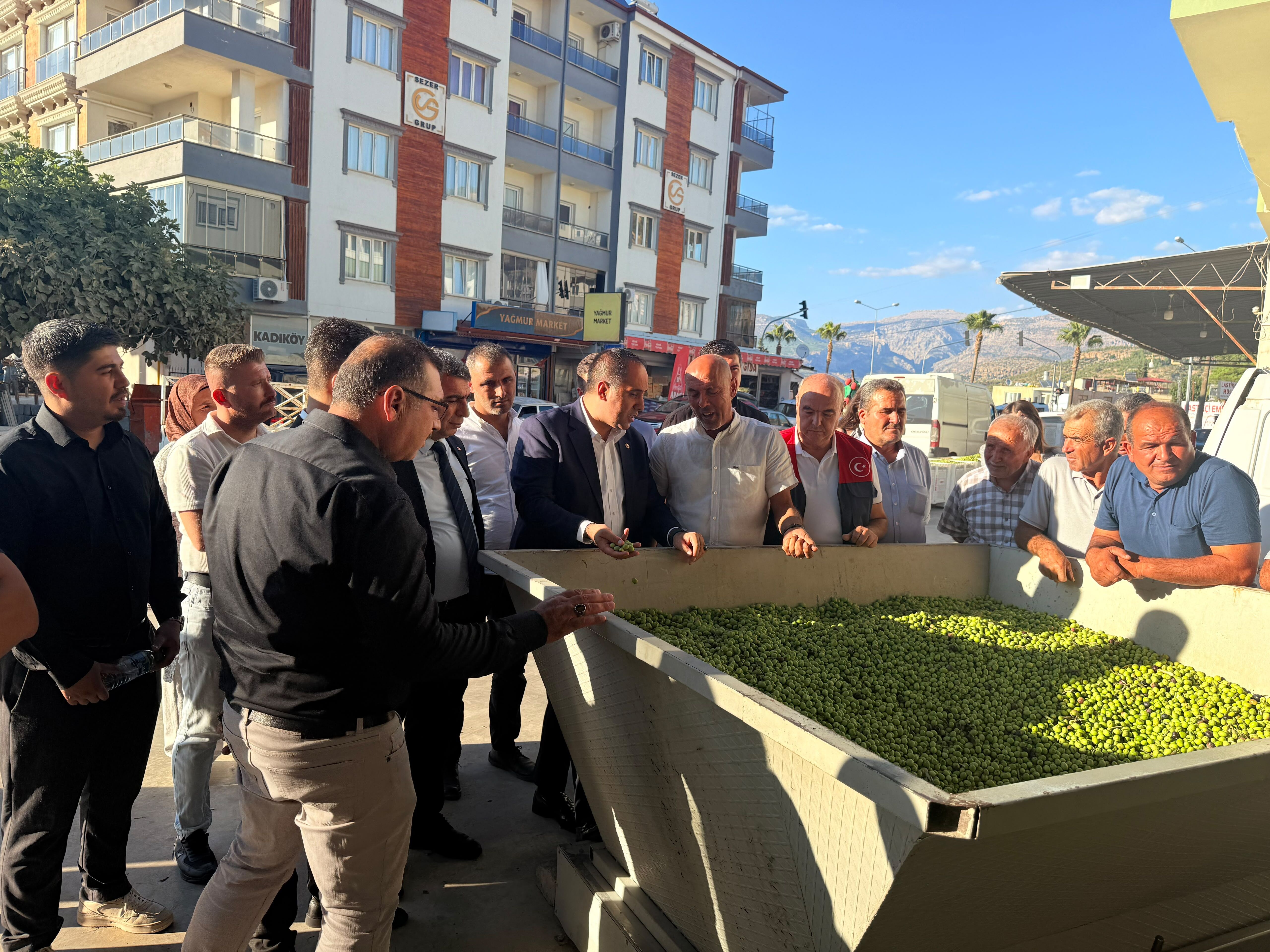 Kıratlı, esnafla bir araya gelmeye devam ediyor
