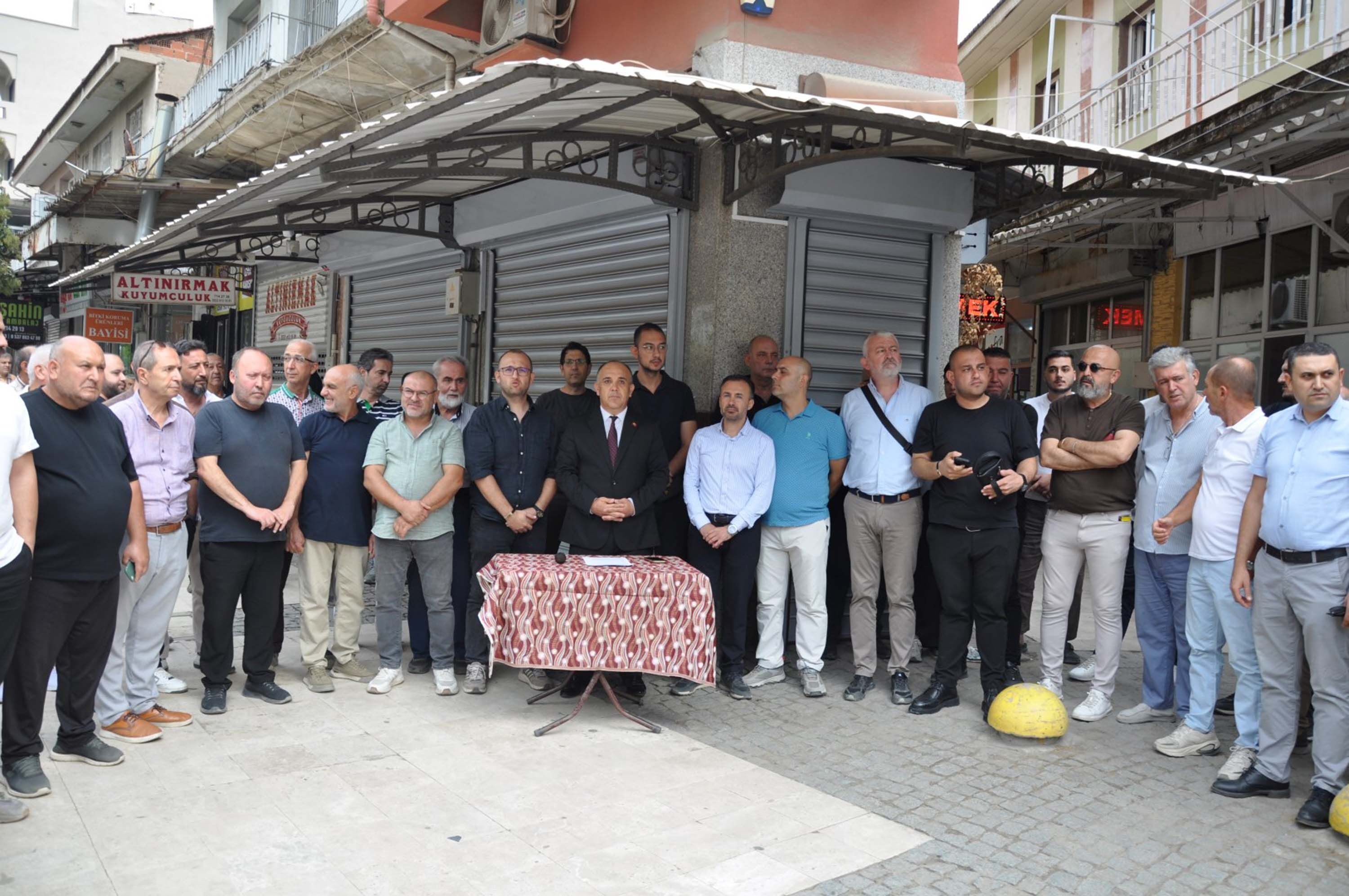 Silahlı soygun girişimi sonrası kuyumcular kepenk indirdi
