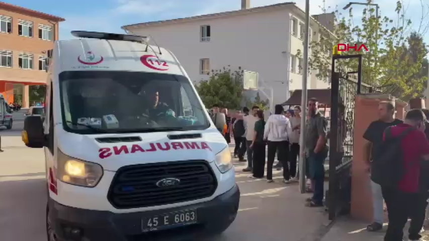 Lise önünde silahlı saldırı: Yaralılar var