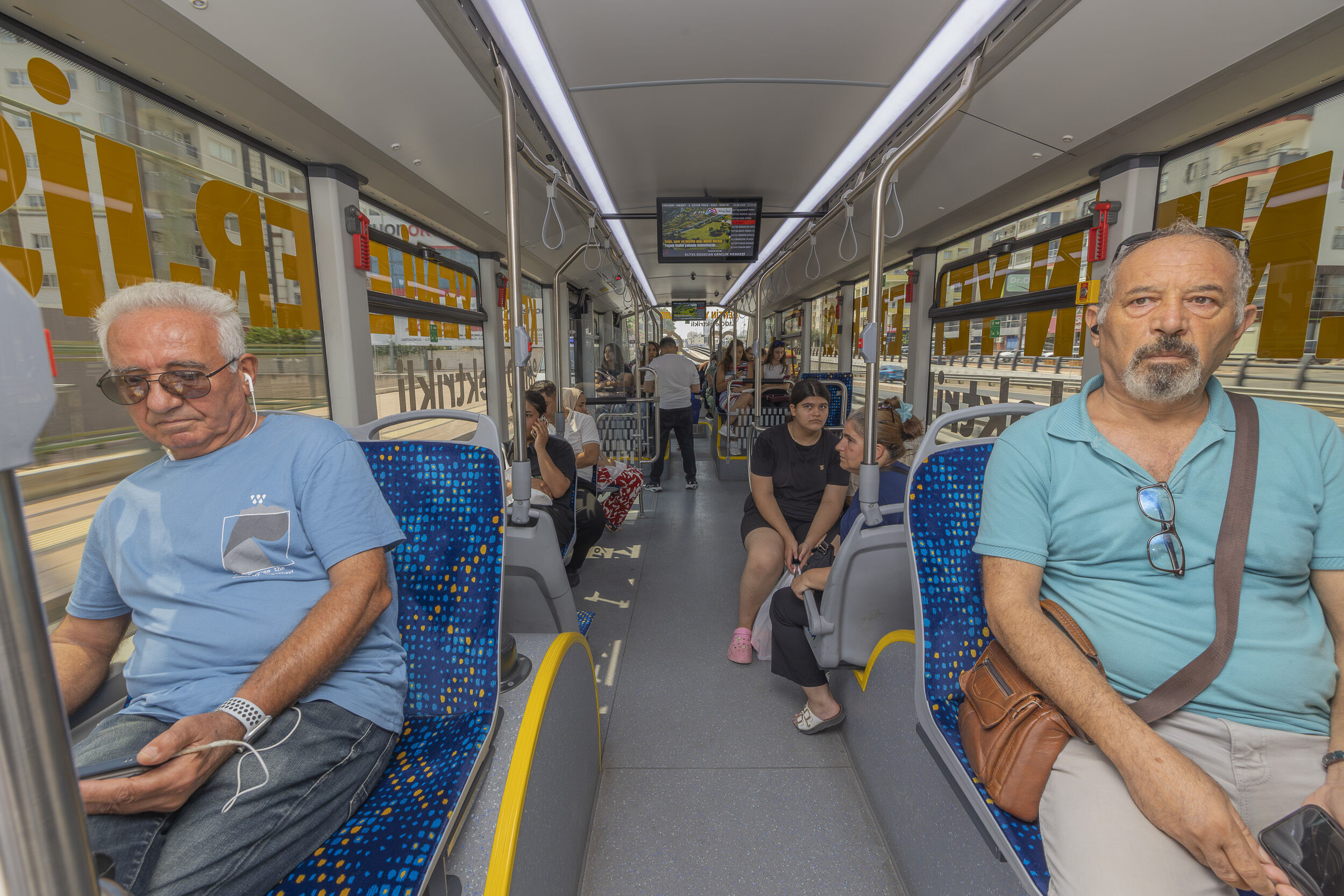 Mersi̇n Büyükşehi̇r’i̇n Elektri̇kli̇ Otobüsleri̇ Sessi̇zli̇ği̇ Ve Konforuyla Beğeni̇ Topluyor (3)