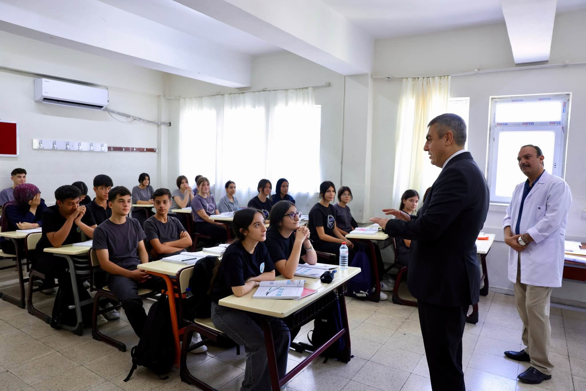 Mersin Valisi Toros, öğrenciler ve öğretmenlerle bir araya geldi