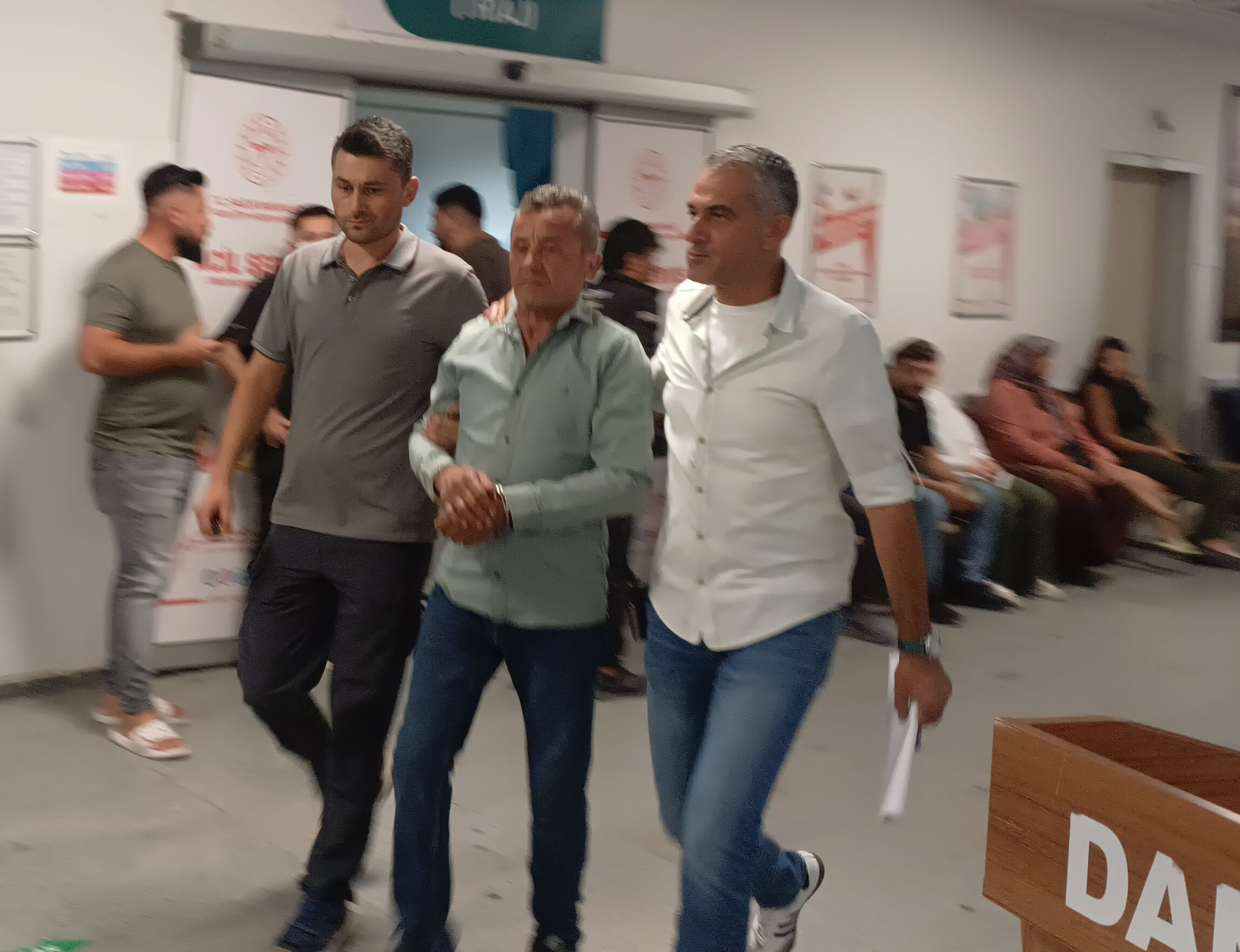 Parkta karşılaştığı husumetlisini bıçakladı