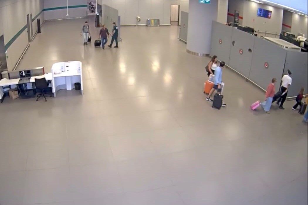 Pilot kıyafetiyle havalimanına gelen kurye her yerde aranıyor
