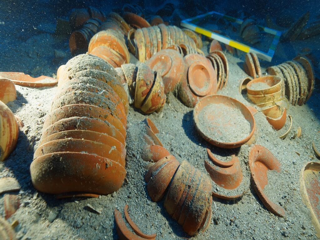 2 bin 100 yıllık batıktan lüks sofra takımları çıktı