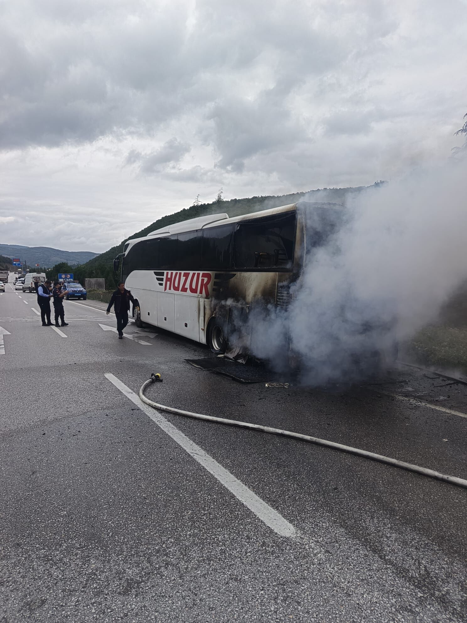 Yolcu otobüsü seyir halindeyken alev aldı