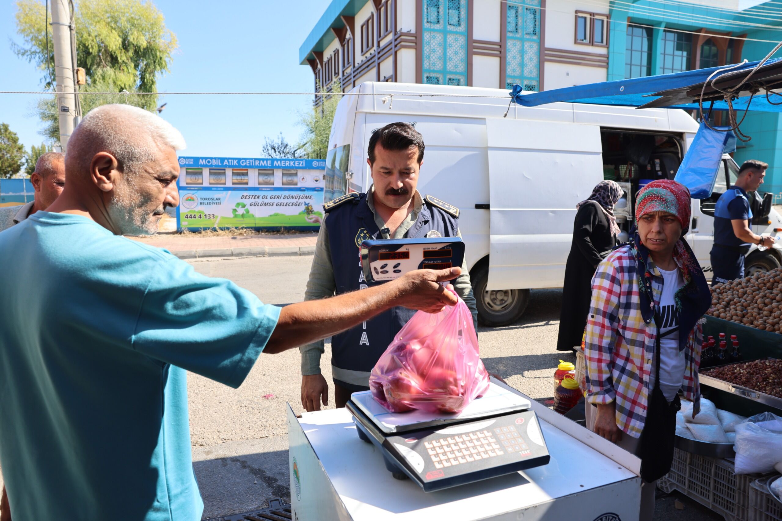 Zabıtalar Tek Tek Kontrol Etti