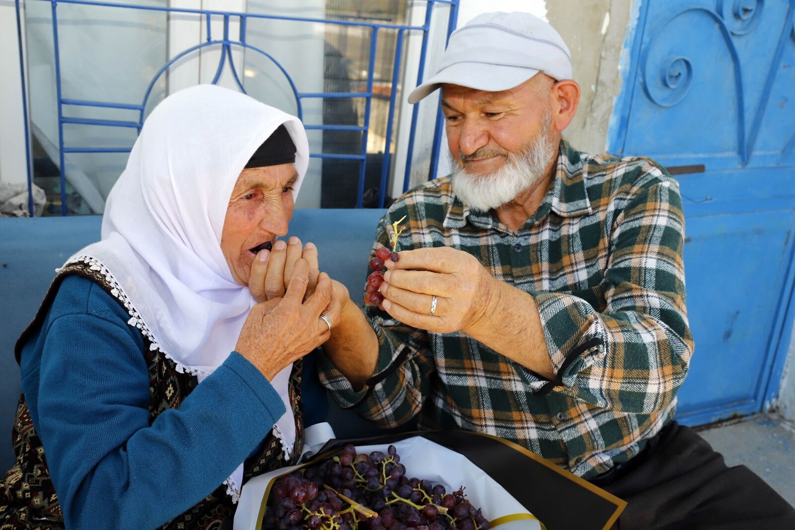 58 yıllık eşine her doğum gününde üzüm hediye ediyor