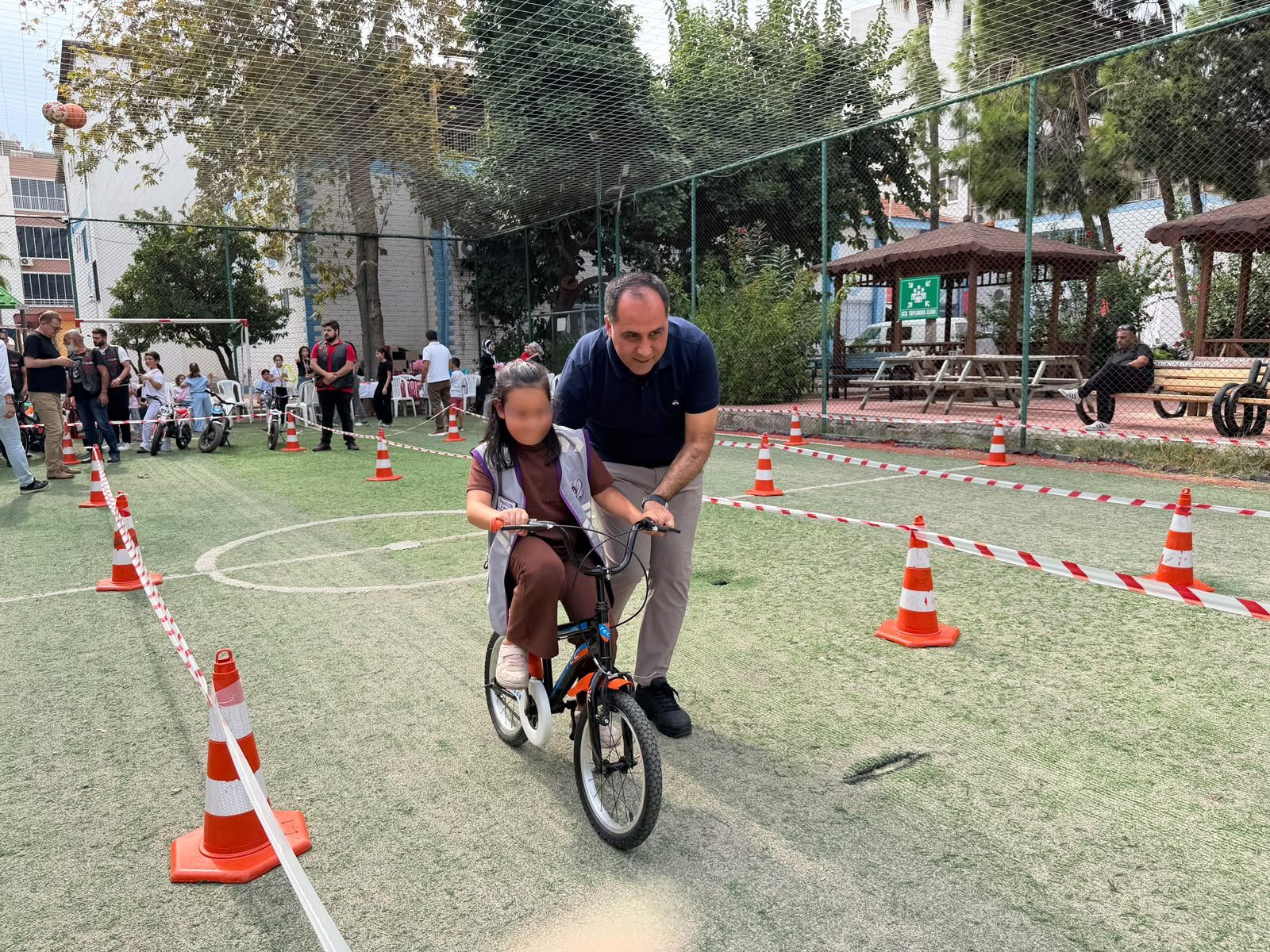 Ali Kıratlı Çocuklarla Birlikte