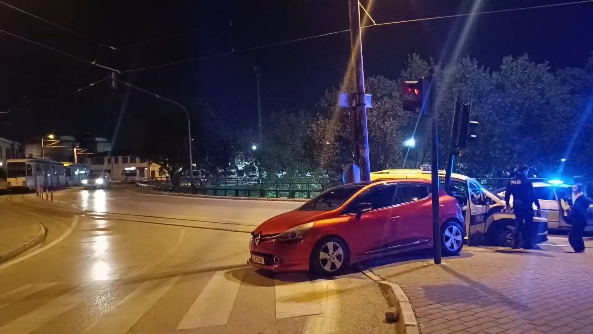 Polisten kaçarken trafik lambasına çarptı 420 bin lira ceza yedi
