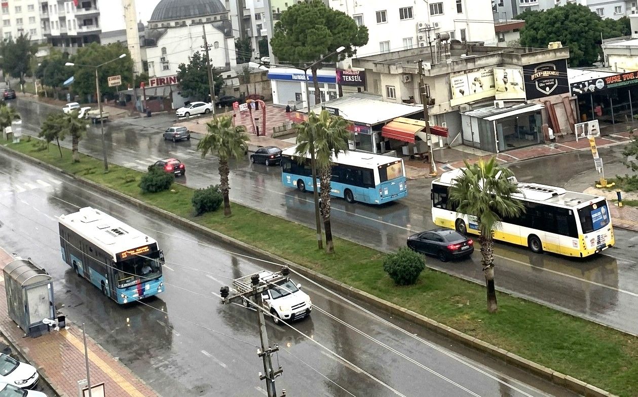 Büyükşehir'in ücretsiz otobüs hizmeti sağanakta vatandaşa ilaç oldu
