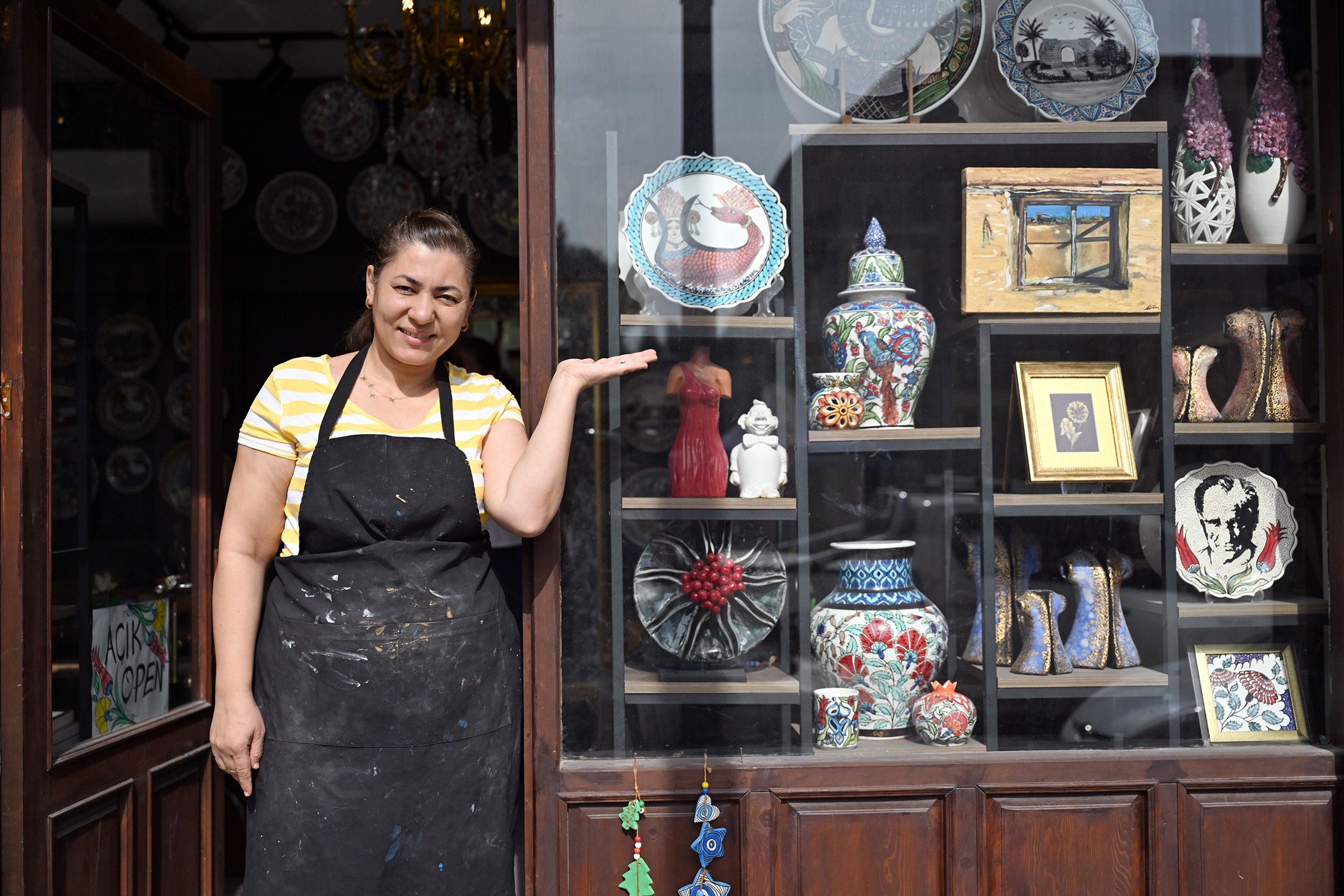 Büyükşehi̇r Tarsus’ta Esnaf Vi̇tri̇nleri̇ni̇ Resi̇m Sergi̇si̇’ne Dönüştürdü (6)