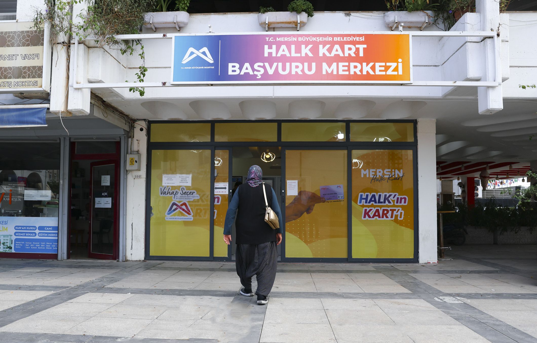 Büyükşehi̇r’i̇n ‘Halk Kart’ Uygulamasi Yüzleri̇ Güldürüyor (1)