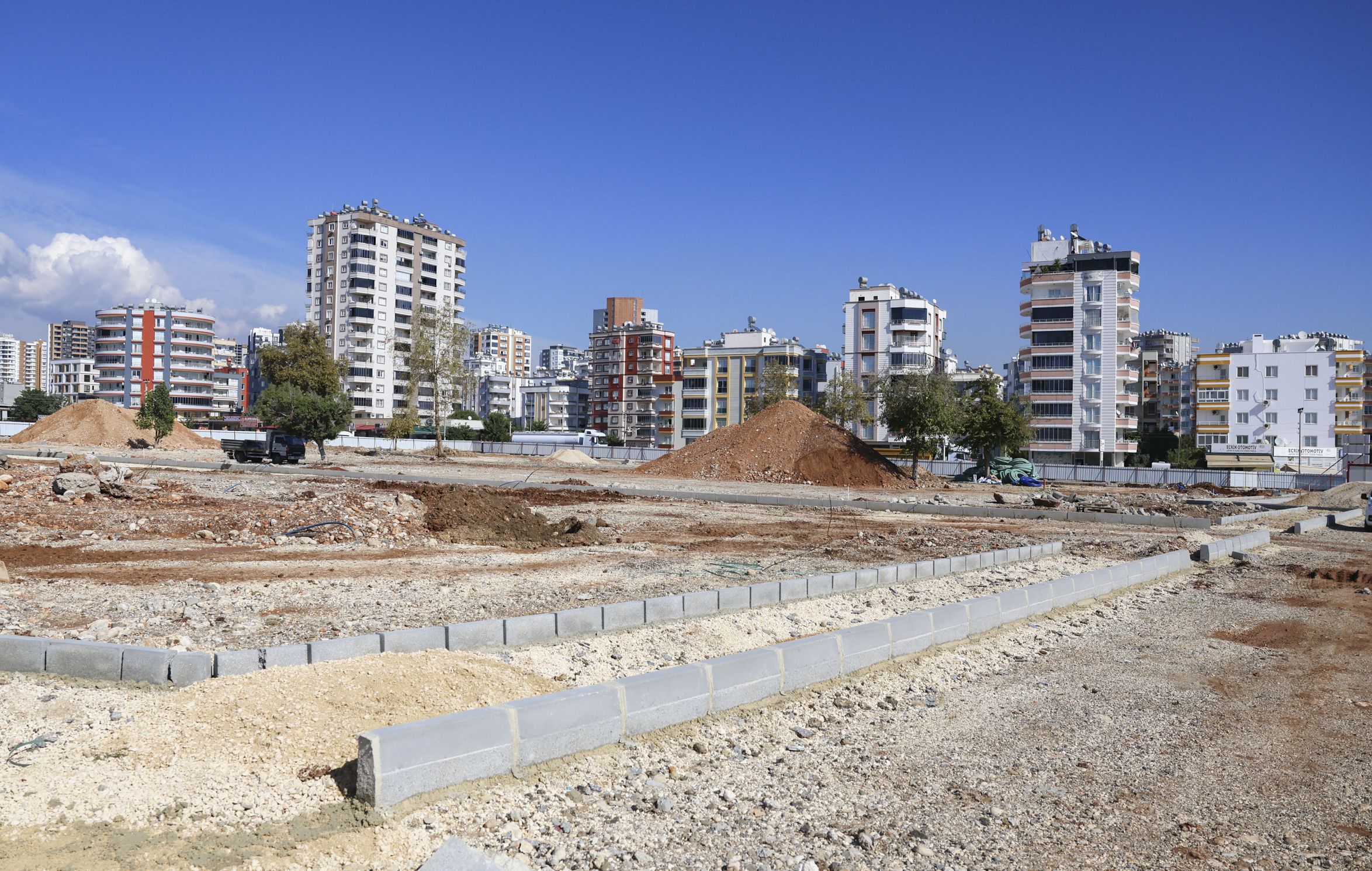 Büyükşehi̇r’i̇n ‘Mezi̇tli̇ Kent Meydani’ Projesi̇nde Çalişmalar Sürüyor (6)