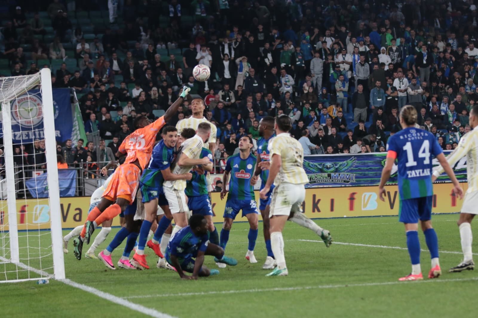 Fenerbahçe, Çaykur Rizespor deplasmanında 0-3 galip geldi