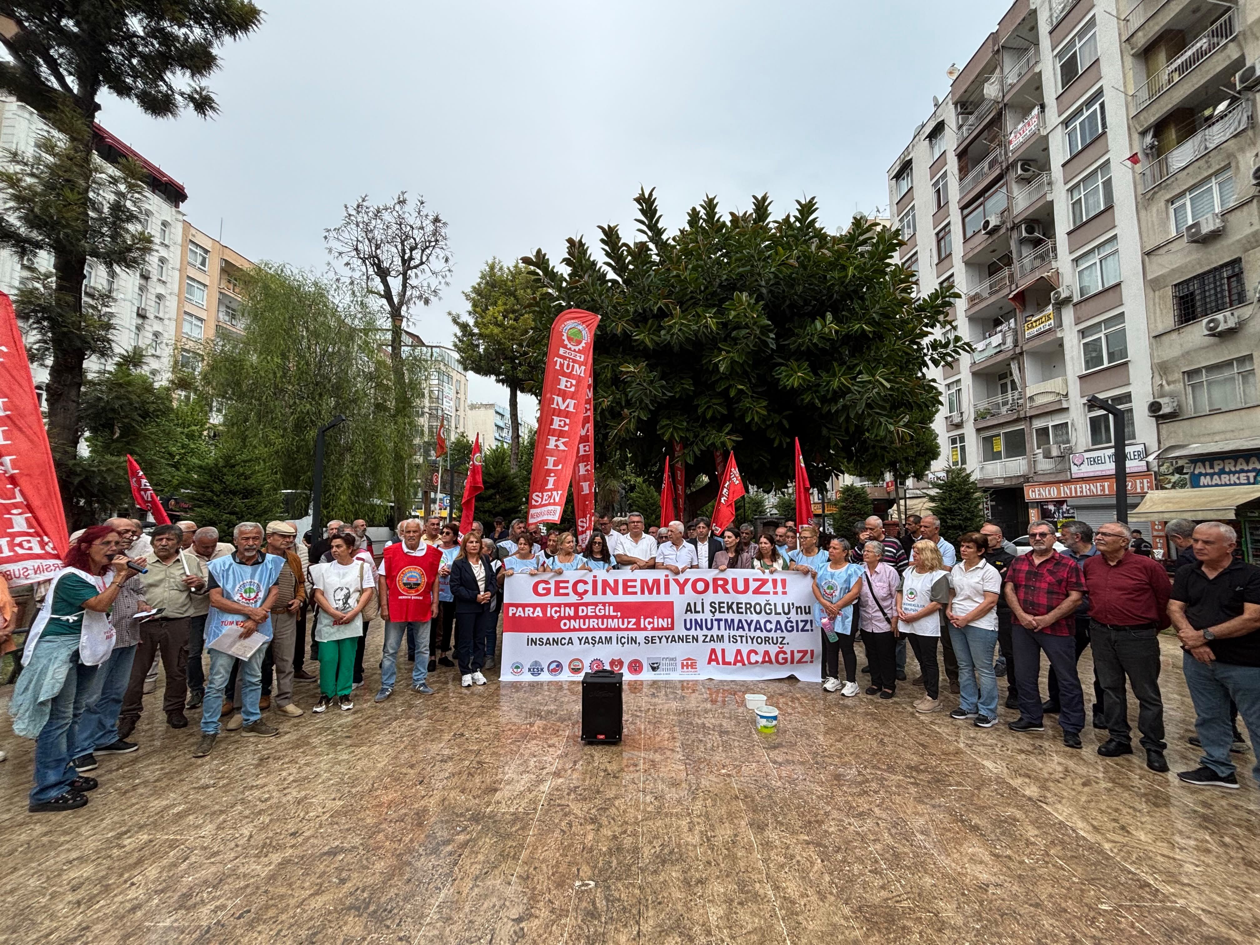 Emekliler Özgür Çocuk Parkında Bir Araya Geldi
