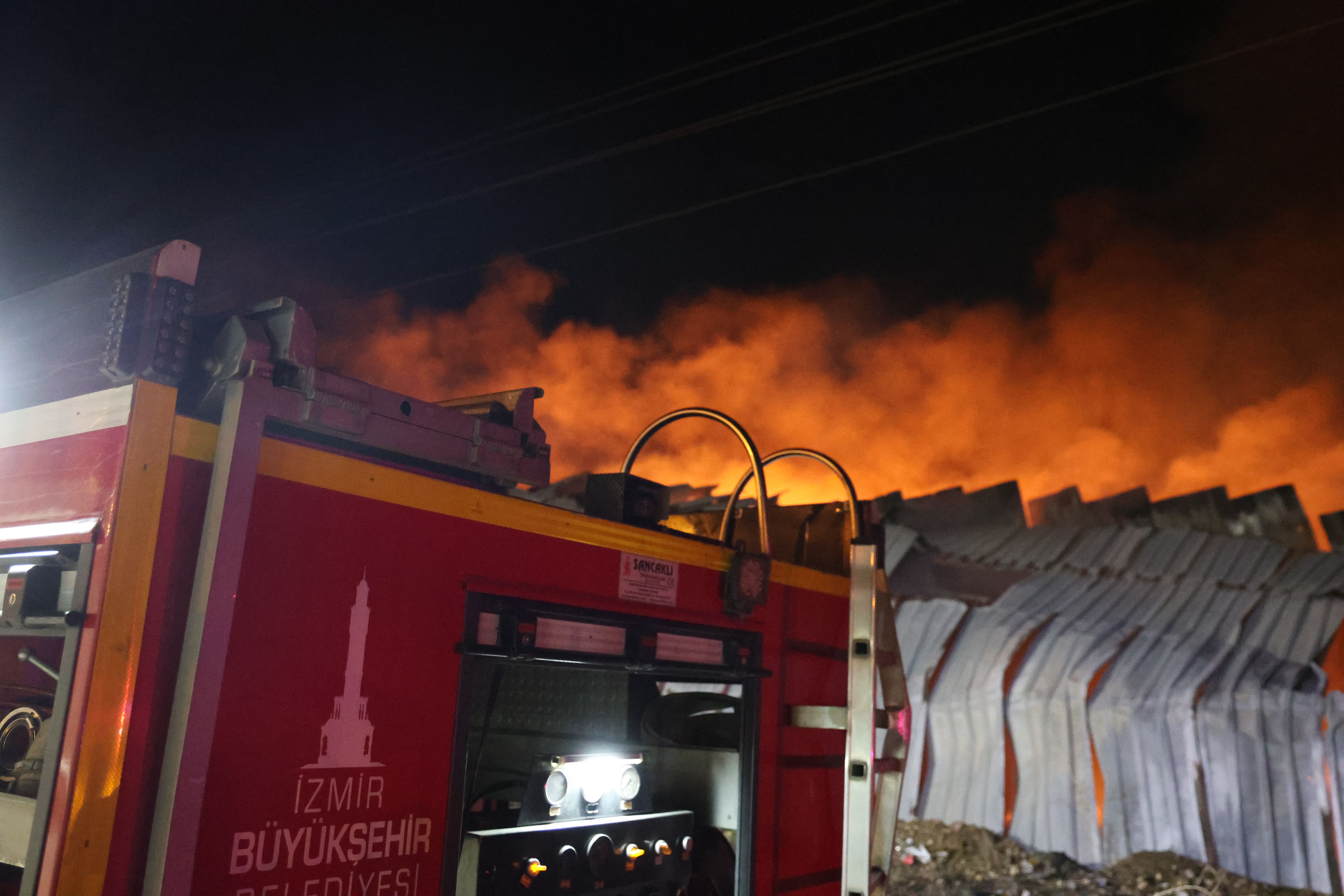 İzmir'de depo alev alev yandı