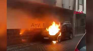 Park halindeki aracın motoru alev aldı