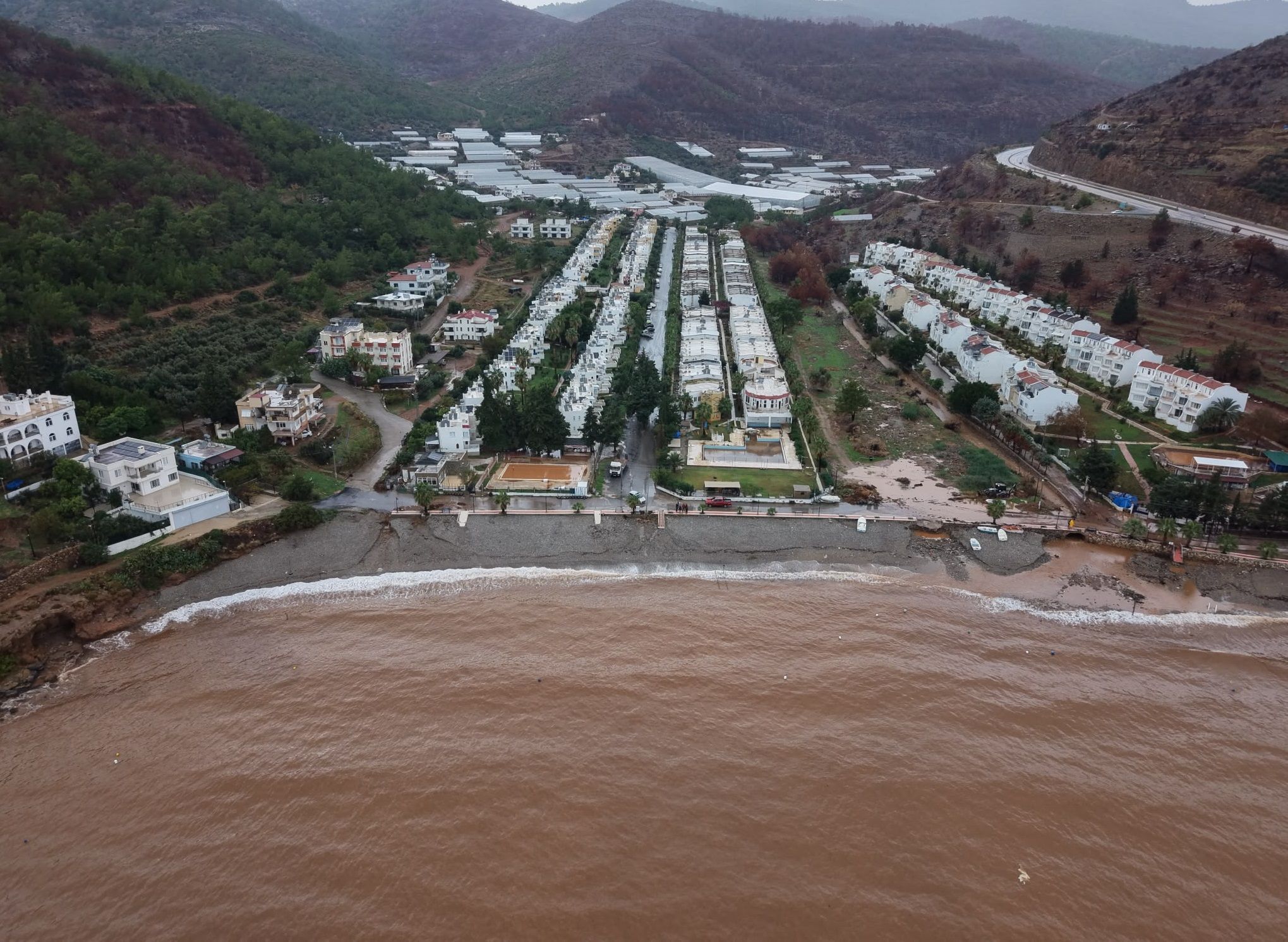 Mersin’de deniz kahverengiye döndü