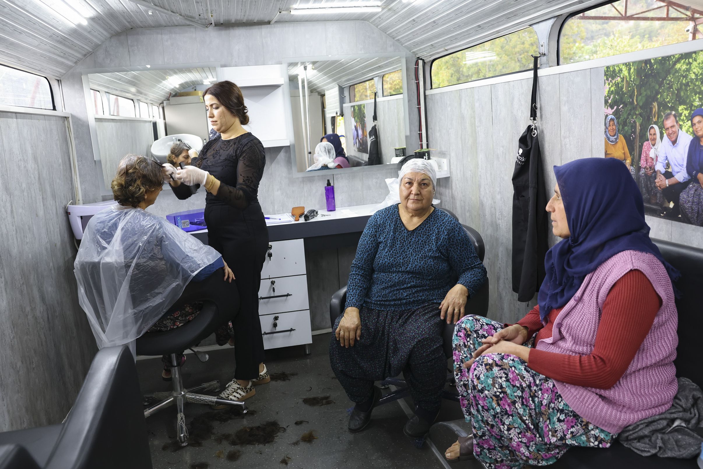 Mersi̇n Büyükşehi̇r’i̇n Mobi̇l Kuaför Hi̇zmeti̇ Kirsal Mahallelerde Vatandaşlarin Yaninda (6)