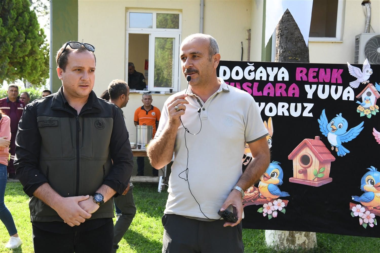 Minik eller kuş yuvalarını renklendirdi