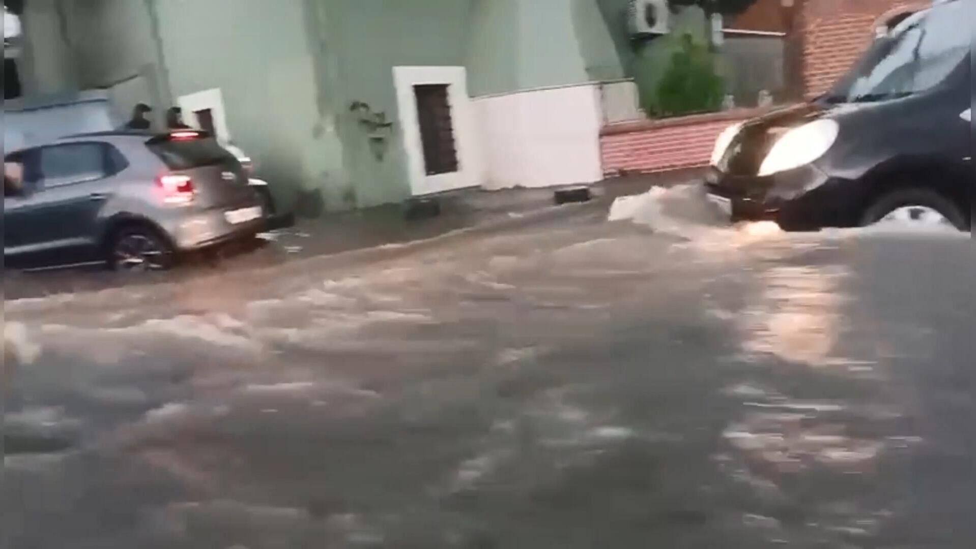 Sarıyer'de hastane ve evleri su bastı