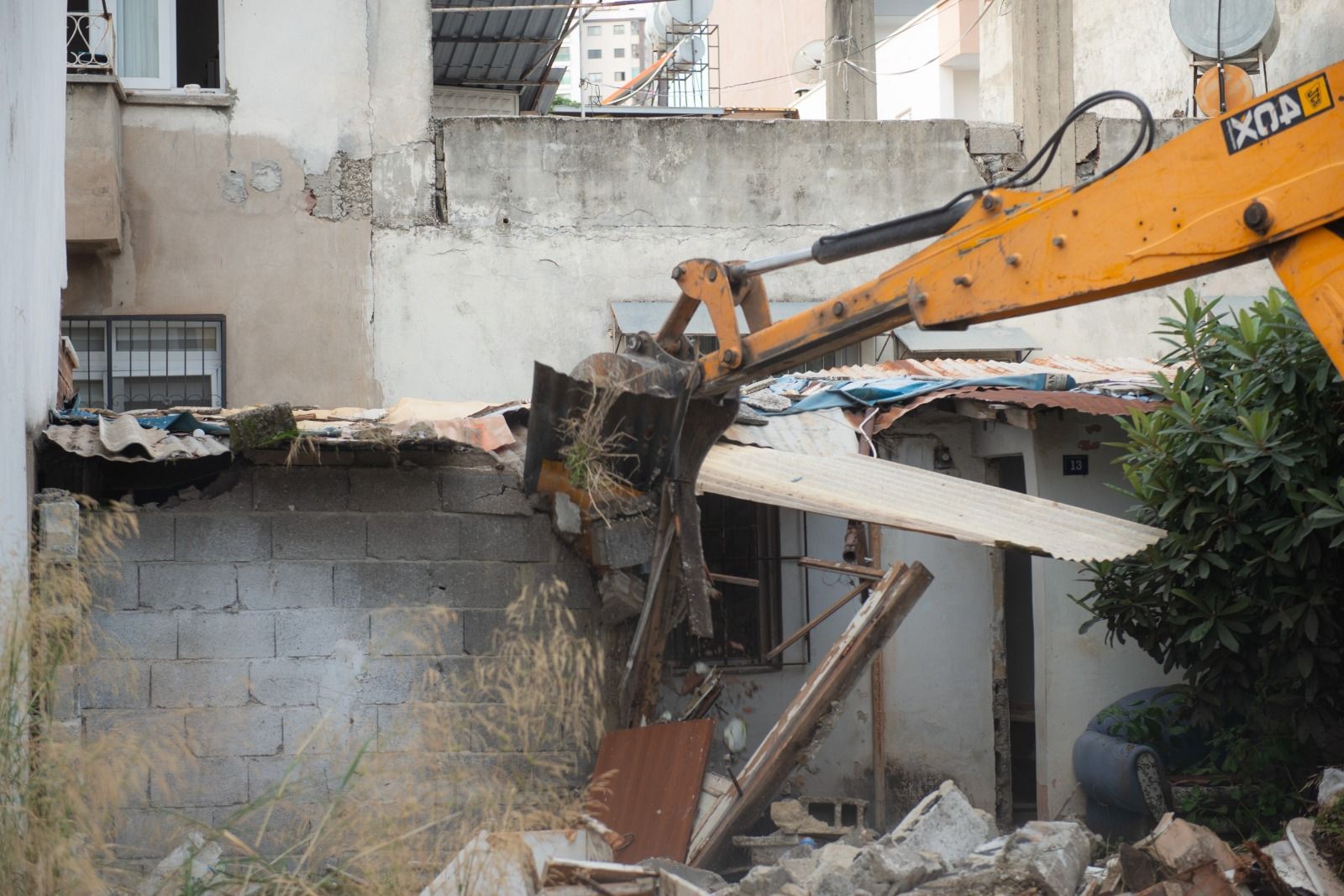 Yenişehir Belediyesi, Eğriçam’daki metruk binayı yıktı
